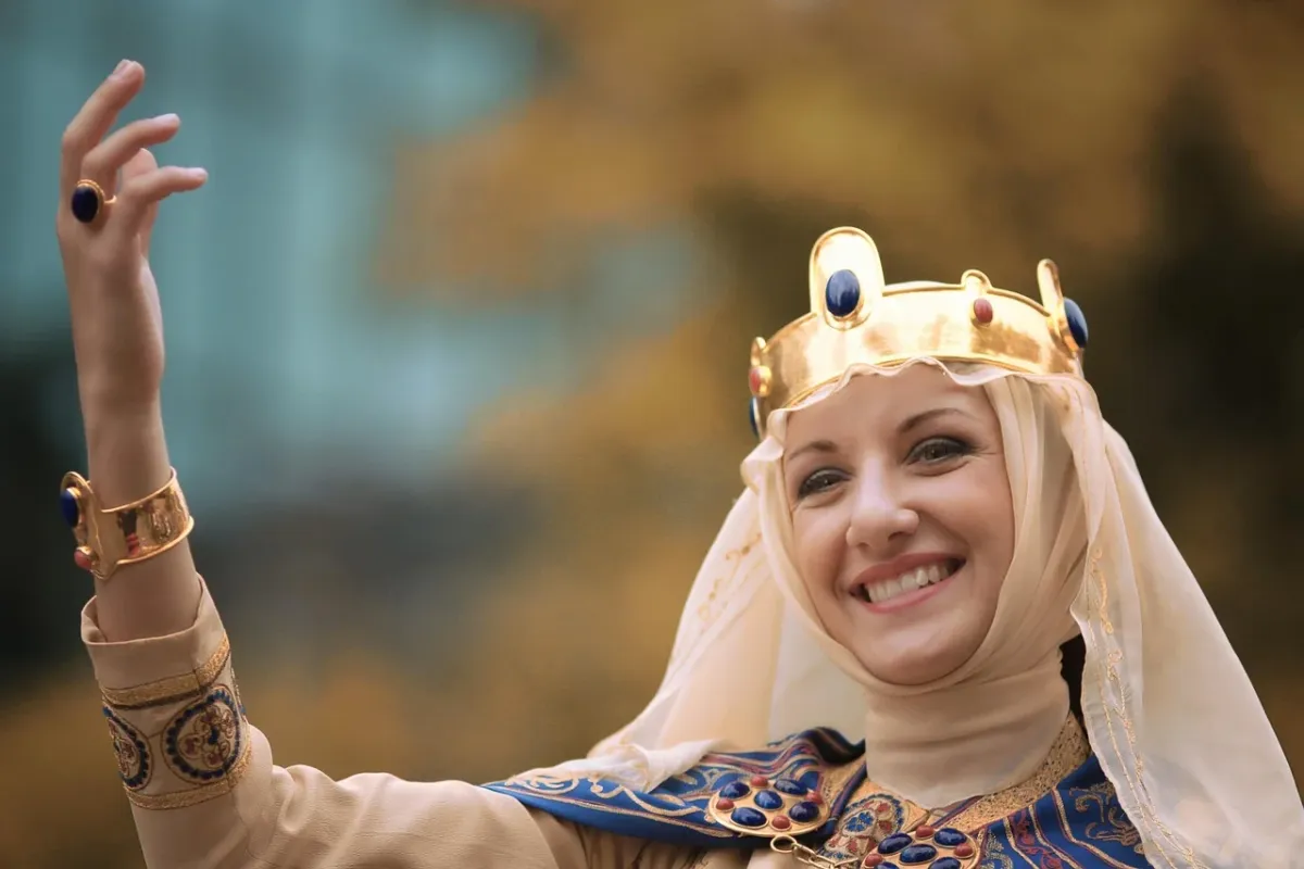 Złota sztabka na aksamitnym tle w otoczeniu zabytkowej biżuterii, symbolizująca inwestycyjny potencjał złota.